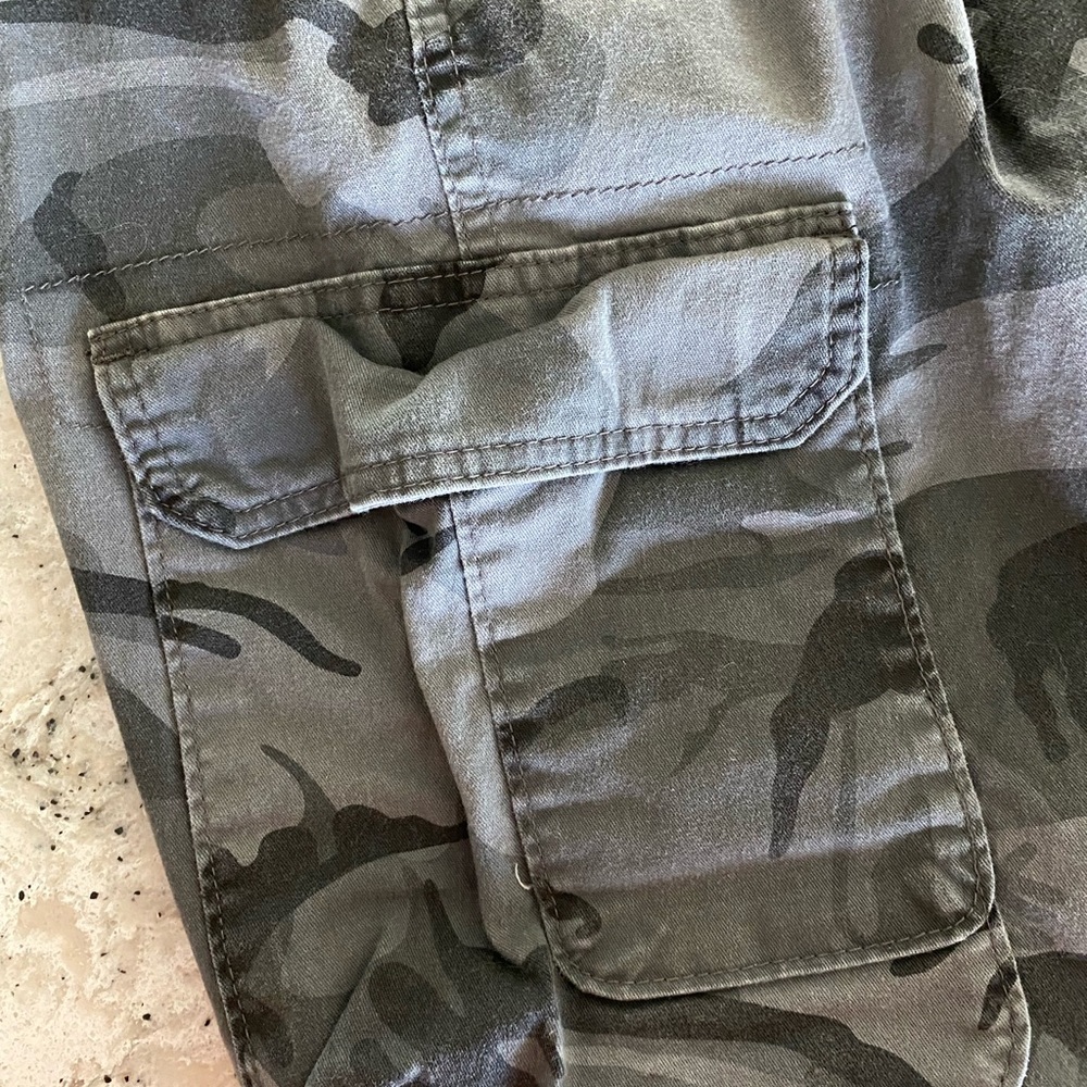 EUC Wrangler men’s black/grey camouflage pants, size 36x30 - Picture 5 of 9